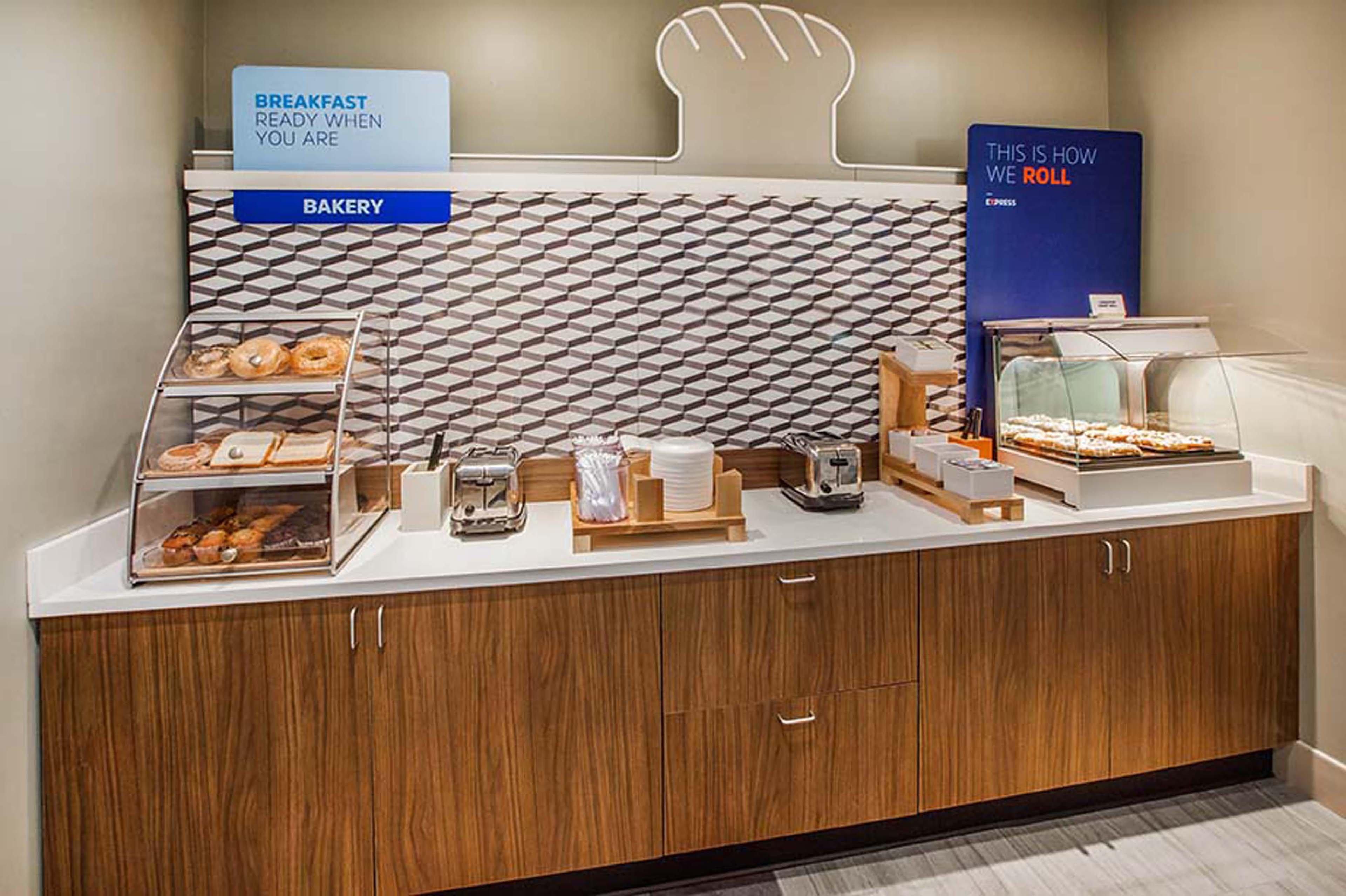 Holiday Inn Express Tower Center New Brunswick By Ihg East Brunswick Exteriör bild