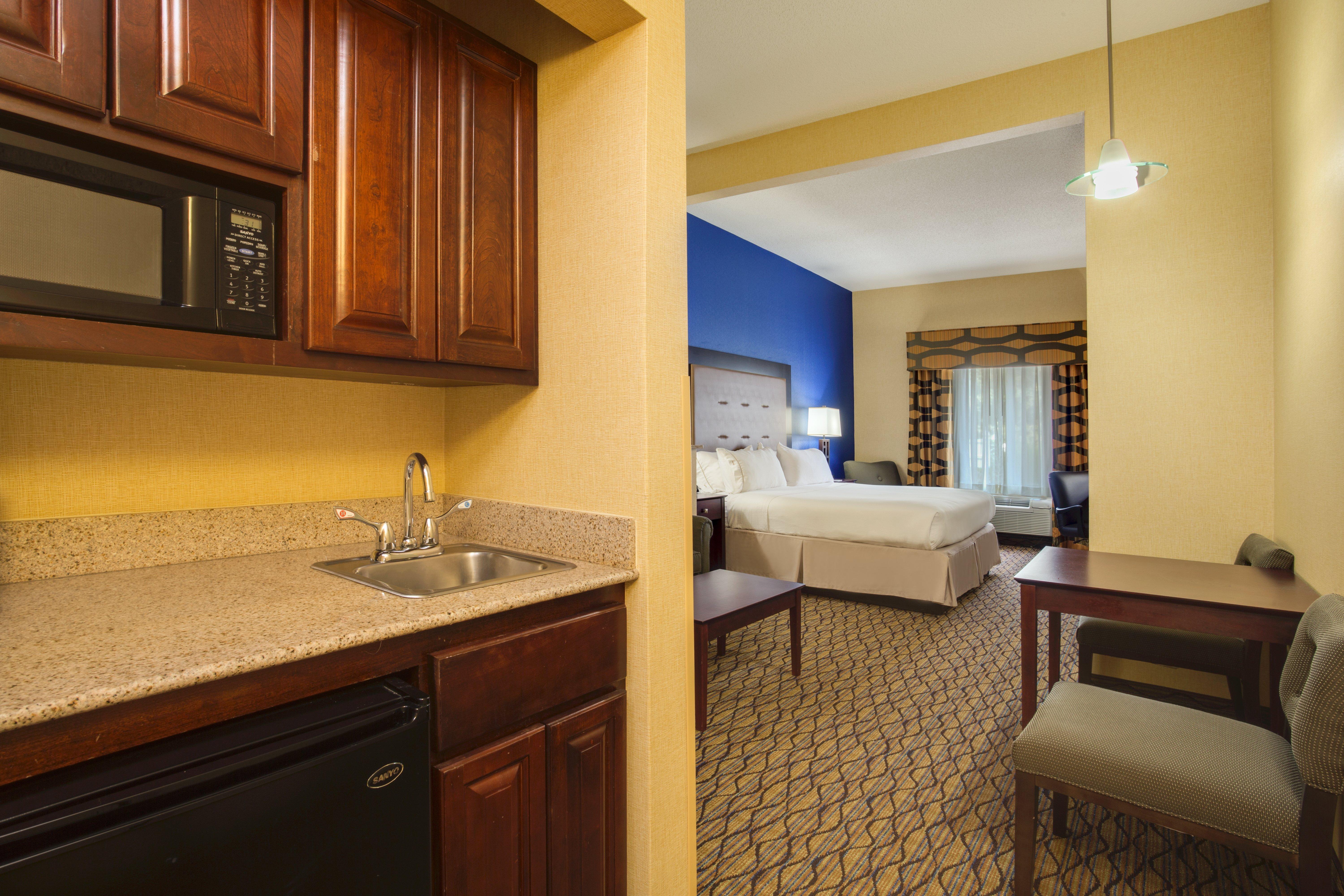 Holiday Inn Express Tower Center New Brunswick By Ihg East Brunswick Exteriör bild