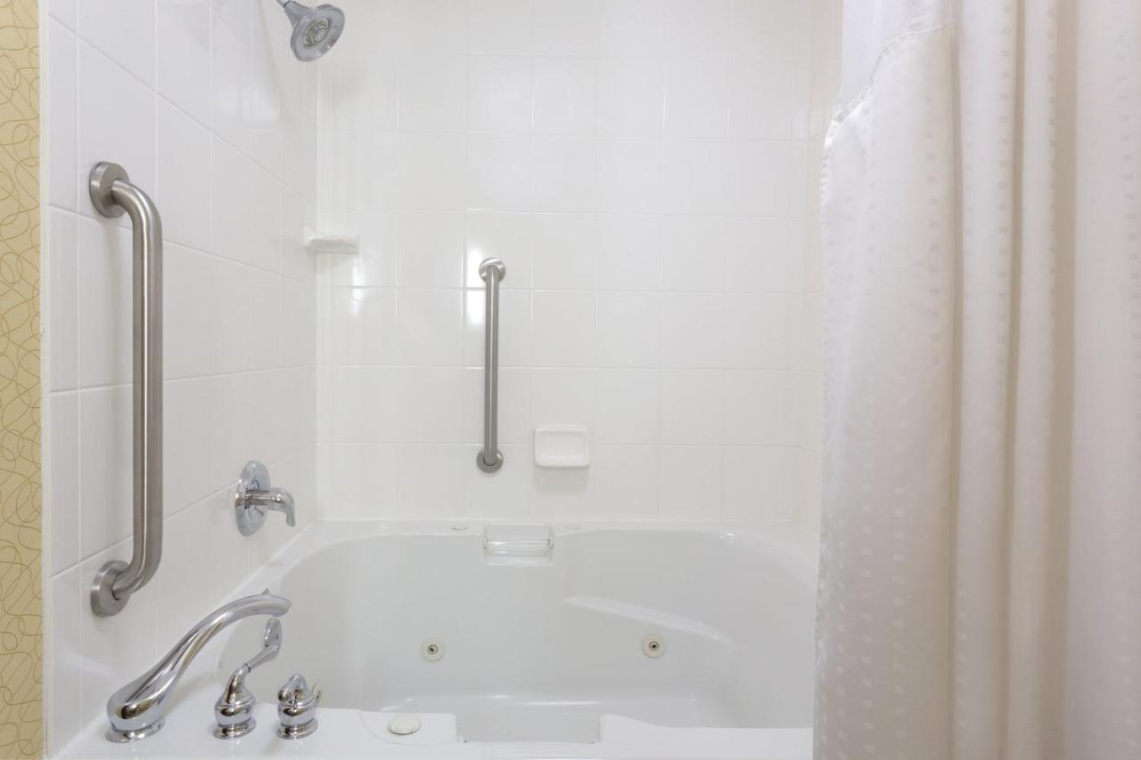Holiday Inn Express Tower Center New Brunswick By Ihg East Brunswick Exteriör bild