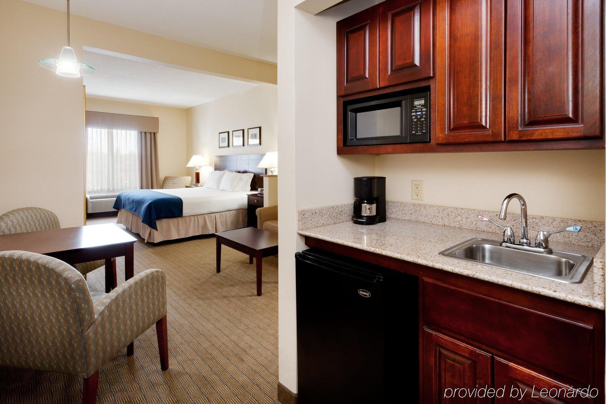 Holiday Inn Express Tower Center New Brunswick By Ihg East Brunswick Exteriör bild