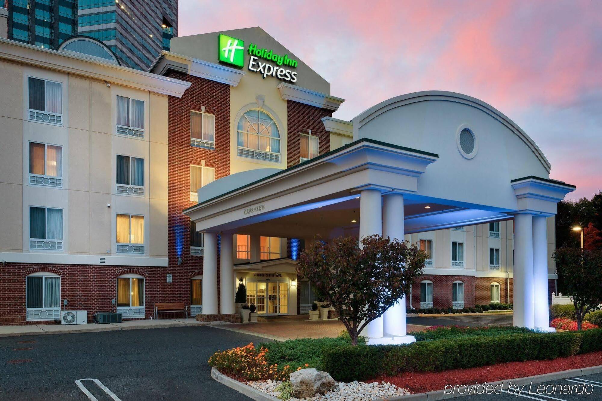 Holiday Inn Express Tower Center New Brunswick By Ihg East Brunswick Exteriör bild